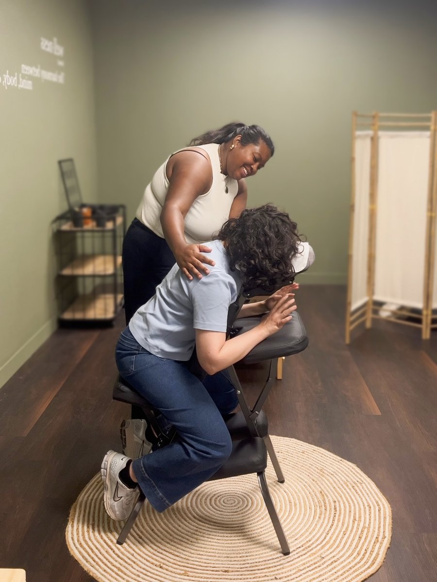 Steffy de Nionja Massage anime une séance de massage assis (Amma) en entreprise